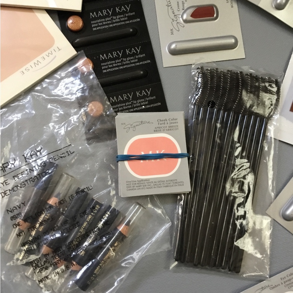 100+ Mary Kay Assorted Makeup Samples - Picture 4 of 5